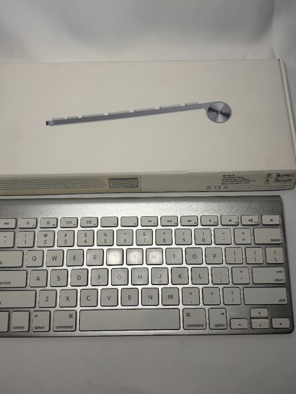 Apple Wireless Keyboard MC184LL/B Model #A1314 Silver White Box Tested Working